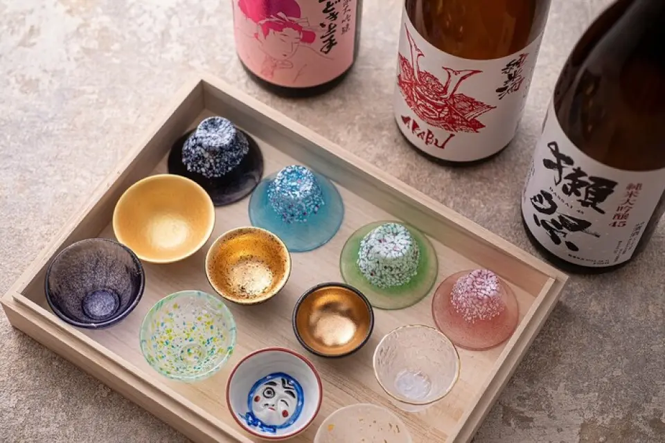 品嚐並比較豐富的日本清酒品種。透過奢華的體驗探索日本清酒的深度，享受吟釀、純米和大吟釀等獨特風味。