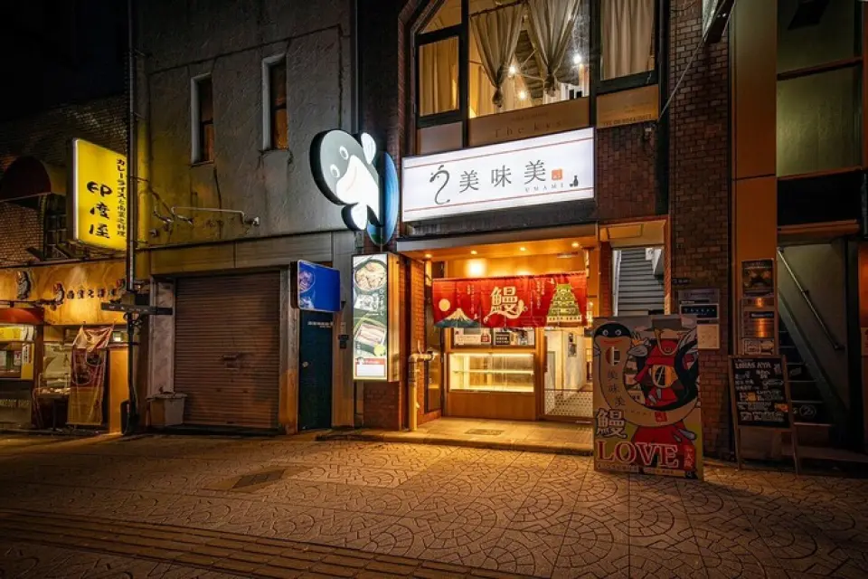 鰻魚餐廳「Unagidokoro Bimibi UMAMI」位於大阪城前，以大阪城的象徵為背景，擁有可以感受歷史和文化的絕佳地理位置。店內氣氛平靜，您可以一邊享用美食，一邊悠閒地交談。在吧台座位上，您可以一邊享用美食，一邊欣賞眼前廚師的身臨其境的表演。