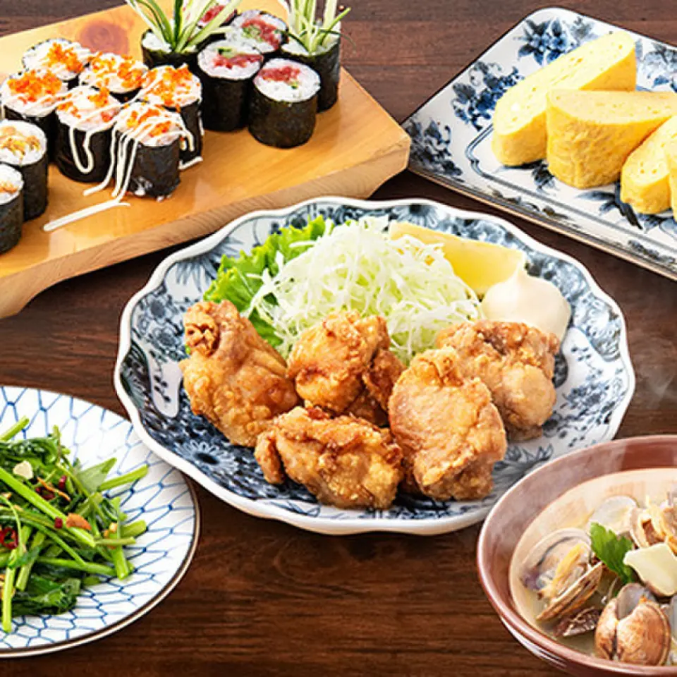 除了自創業50年來深受喜愛的「生魚片」、「燉雞」、「烤雞肉串」三大特產外，我們還提供受歡迎的居酒屋標準小吃！每塊都由工匠精心手工製作的“高湯卷玉子”（550日元），以及浸泡在獨特調味料中的特製“鳥炸雞”（580日元）。我們提供簡單美味、不花哨的手工菜餚，例如營養寶庫、對身體有益的零食“中式炒空心菜”（580日元）和開胃菜非常適合作為零食的麵包卷。