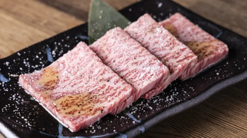 At our restaurant, you can enjoy authentic charcoal grilled yakiniku. We offer high-quality meat at reasonable prices, including our recommended "Asakura Special 3-Kind Assortment." You can also enjoy rare cuts because we purchase the entire thigh meat of Kagoshima-produced Kuroge Wagyu beef. We pay attention to every detail, changing the way we cut the meat depending on the part, condition, and customer's preferences. Please enjoy it with our homemade kelp salt and light sudachi-flavored sauce, which brings out the flavor of the meat and the aroma of the charcoal.