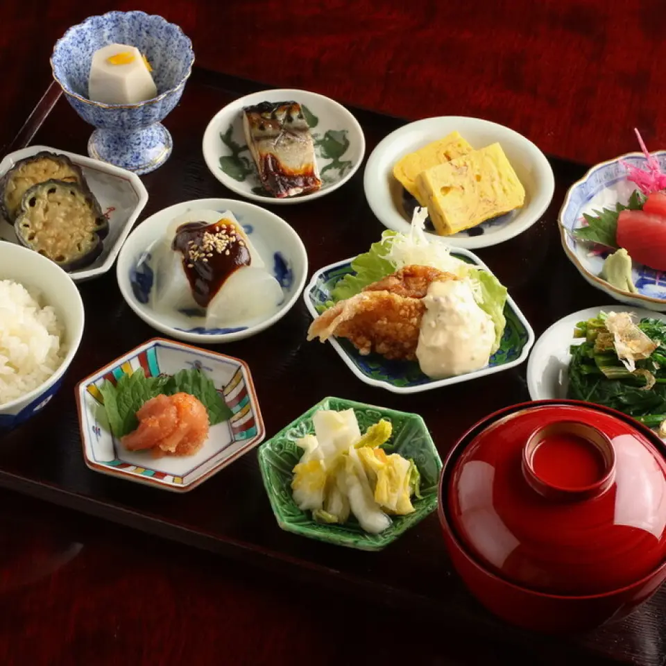 Our restaurant primarily serves course meals, but we also offer seasonal and Fujii's recommended a la carte dishes. We create carefully crafted menus to ensure that our customers do not tire of our cuisine, and that they do not miss out on any seasonal delicacies. Freshness is paramount in our cuisine. Because we use fresh ingredients, we are able to create simple seasonings that bring out the best in the ingredients. Please enjoy the profound flavors that can be enjoyed through all five senses.