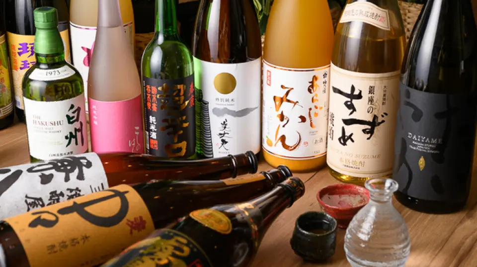 Chúng tôi có khoảng 6 loại rượu sake Nhật Bản. Về cơ bản, chúng tôi chỉ phục vụ rượu sake lạnh, với các loại rượu ngọt và khô. Chúng tôi sẽ thay thế các nhãn hiệu ngay khi hết, vì vậy thỉnh thoảng hãy thưởng thức dòng sản phẩm này. Chúng tôi cũng có nhiều loại rượu vang, bao gồm 3 loại đỏ và trắng, 1 loại trân châu và 4 loại sâm panh. Chúng tôi còn có bia tươi Kiri Ichiban Shibori rất hợp với món lẩu nội tạng nóng hổi, ​​vì vậy hãy thưởng thức món bánh mì nướng phù hợp với tâm trạng và sở thích của bạn ngày hôm đó!