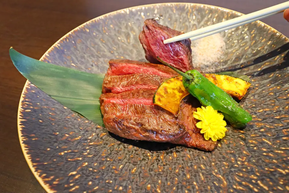 【肉食Gyuto】有肉食店的氛圍，但又像居酒屋一樣休閒。 ]。在可以以合理的價格享用優質肉類的本店，您可以品嚐到“鹿兒島黑牛”！鹿兒島黑毛牛肉在2022年舉辦的全國和牛競爭力展覽會上，在9個類別中的6個類別中獲得第一名，並獲得了內閣總理大臣獎。此外，它還獲得了肉牛類最佳胴體獎。請品嚐鹿兒島黑毛牛肉的濃鬱風味◎