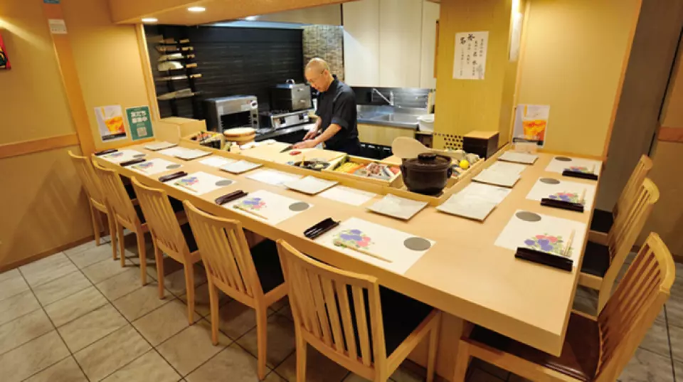 【Sushi Miyabi】是一家只有8個吧台座位的小餐廳，位於大樓的半地下室，距離北新地站步行5分鐘，不用搭電梯，而是走樓梯。餐廳的內部充滿了平靜、隱密的氛圍。您可以在吧台座位上觀看烹飪過程，並用眼睛享受美味。也可以出租供私人使用，因此請隨時與我們聯繫。我們將盡力幫助您放鬆並享受您的時光。
