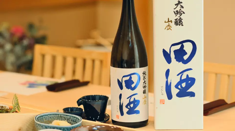 除了常規菜單外，我們還提供 3 至 4 種清酒，一旦用完就會立即更換。其中「天酒」是一種美味的純米清酒，不使用任何釀造酒精或糖，襯托出米的風味。這是北新地只有少數幾家餐廳可以喝到的特產。在炎熱的月份還可以享用冷凍燒酒。您可以將其濃稠地倒入玻璃杯中，或享受冰塊上濃鬱的香氣。請品嚐根據溫度範圍變化的各種風味。