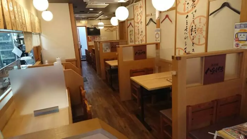 Hakkenden aims to create a store that is close to the community. It creates a relaxed atmosphere with wood and charcoal as the main focus. It is recommended for various occasions such as banquets, reunions, quick drinks, girls' nights, and family gatherings. The relaxing sunken kotatsu seats can accommodate up to 23 people! We also offer courses with all-you-can-drink options, perfect for banquets! Recommended for farewell and welcome parties.