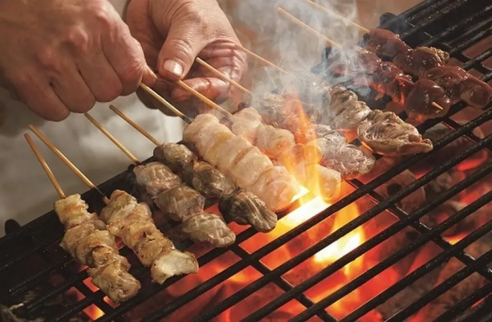[Charcoal fire] The surface is grilled to a fragrant finish over a high, distant flame that creates far-infrared rays. [Sauce] Based on whole soybean soy sauce with a rich soybean flavor, brown sugar is added to give it a rich, deep sweetness. This unique blend gives the sauce a deep flavor. Please give it a try!