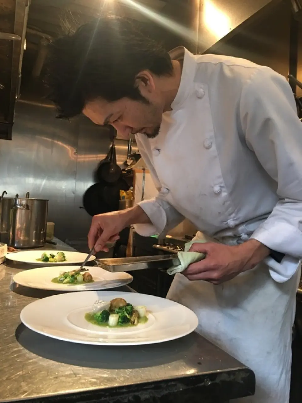 店主/廚師在大阪一家著名的意大利餐廳接受了16年的廚師培訓，然後成為主廚並獨立。利用我們從法國美食過渡到義大利美食的經驗，我們將提供令顧客滿意的美食。