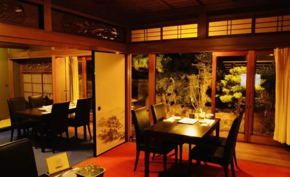 Một nhà hàng dân gian cổ kính nằm yên tĩnh trong khu dân cư. Có phòng trải chiếu tatami để bạn có thể thư giãn và có bàn ghế kiểu Nhật để bạn có thể thưởng thức bữa ăn trong khi ngắm nhìn khu vườn. Chúng tôi cũng có chỗ ngồi trên sân hiên kiểu phương Tây, kiểu biển, nơi bạn có thể mang theo chó của mình. Bầu không khí giản dị và ấm áp khiến nơi đây trở nên hoàn hảo để dành thời gian cùng bạn bè thân thiết mà không phải lo lắng về việc quá lo lắng. Bạn cũng có thể đặt chỗ riêng, vì vậy vui lòng liên hệ với chúng tôi.