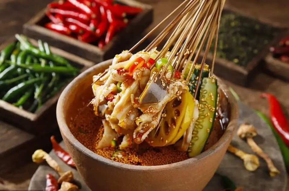 "Boboji" được gọi là "Thành Đô Oden" và tương tự như oden của Nhật Bản. Một món ăn rất phổ biến được làm bằng xiên tre đựng nhiều loại rau, hải sản và thịt gà nhúng vào món súp vừng đặc biệt. Chúng tôi phục vụ nó với dầu ớt tự làm đáng tự hào của chúng tôi. Hãy nhớ thêm một số tsukemen để kết thúc bữa ăn của bạn và thưởng thức! Chúng tôi cũng có các món súp đặc biệt để mang về nhà, để bạn có thể thưởng thức hương vị của nhà hàng tại nhà.