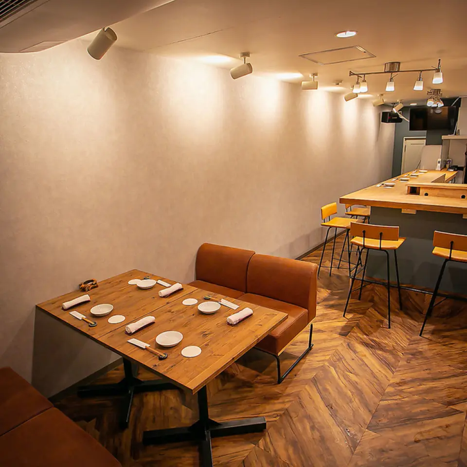 本店位於交通便利的位置，距離四橋站4號出口步行1分鐘。餐廳以木質色調和橙色為基調，營造出時尚的氛圍。夜有餐桌座位。它可用於多種場合，從一個人快速喝一杯到約會或第二晚外出。請放鬆心情，享受幸福時光！
