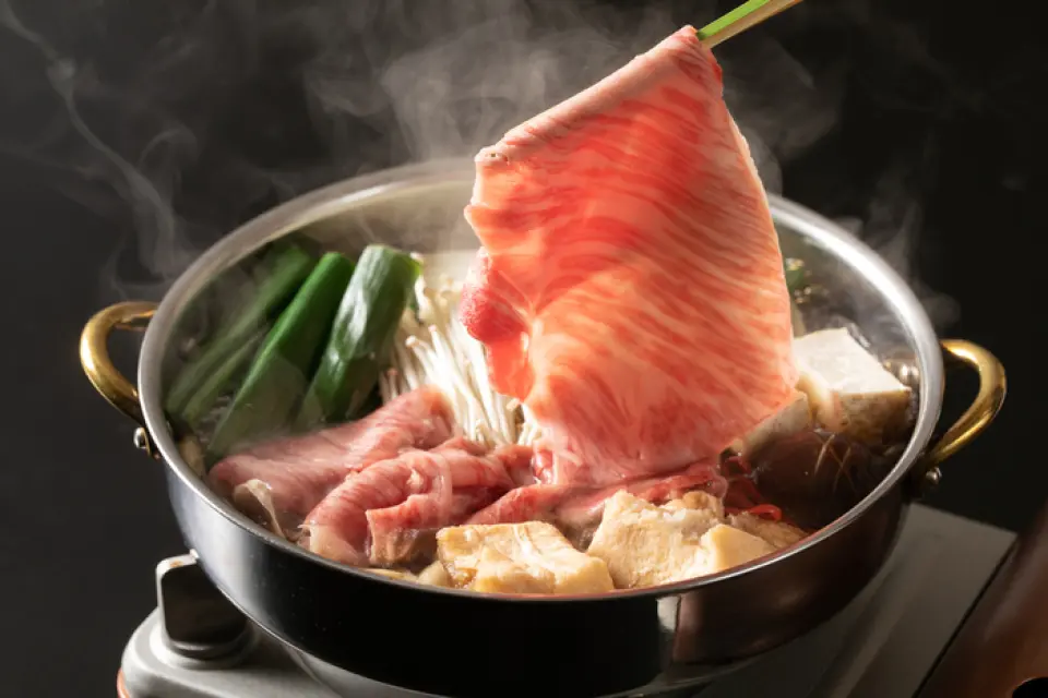 We carefully select and purchase "Omi beef", one of the three major wagyu beef brands in Japan, through our own regular route. We offer high-quality brand wagyu beef, A4 to A5 rank, at reasonable prices. Each course includes a special dish with a tender and elegant taste. You can enjoy it any time of the day, from lunch to dinner. In addition to classic dishes such as "shabu-shabu" and "sukiyaki" that allow you to fully enjoy the deliciousness of the meat, we also offer a variety of dishes such as our unique "tsuyu shabu".