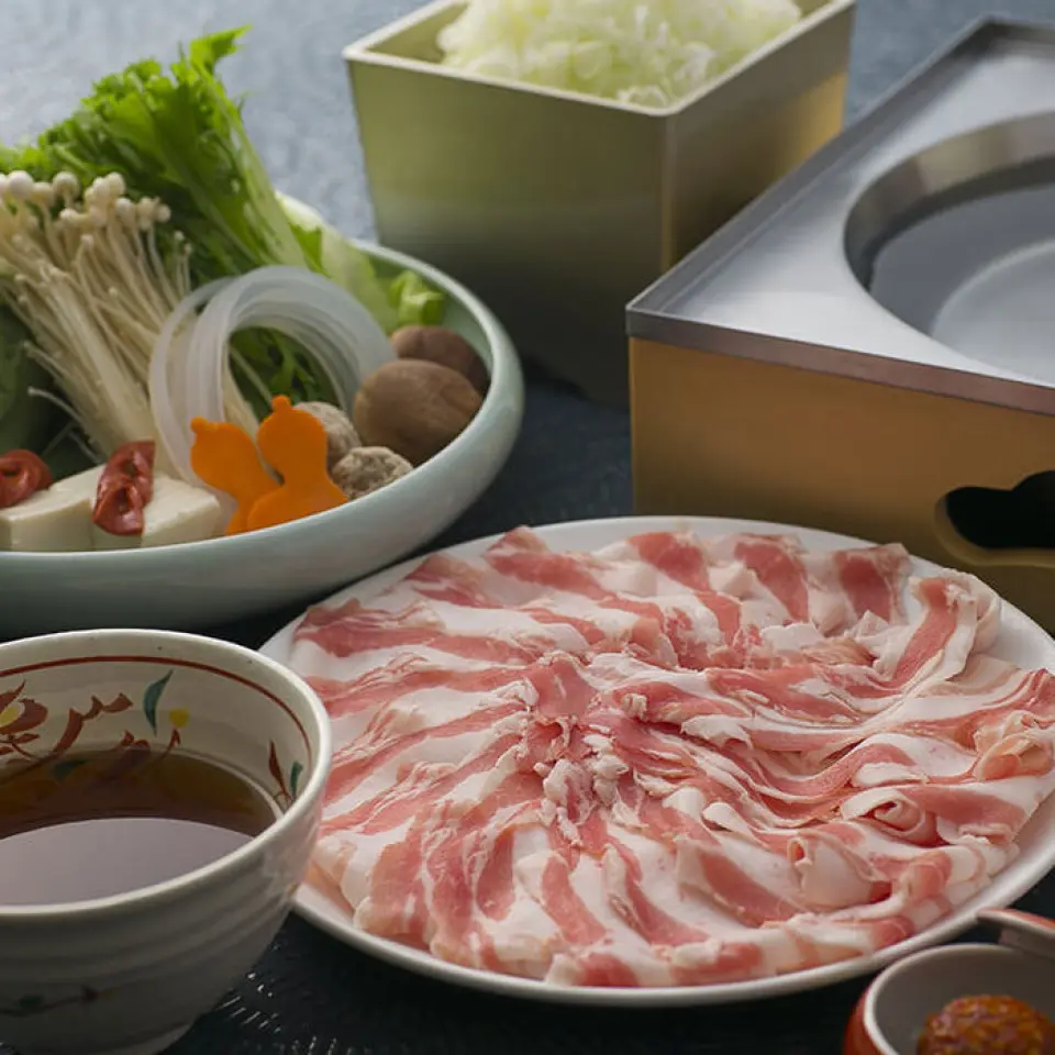 Our original new dish "Tsuyu Shabu" uses pork sliced into 0.8 mm pieces using a special method. When it is dipped in hot water, it creates a beautiful scene that looks like white flowers blooming. The meat is light with excess fat removed, and is served with a special five-stage Japanese-style broth, white onions and yuzu pepper. The real pleasure of "Tsuyu Shabu" is being able to enjoy the creamy texture as the fat melts in your mouth. Please enjoy the difference from "Pork Shabu".