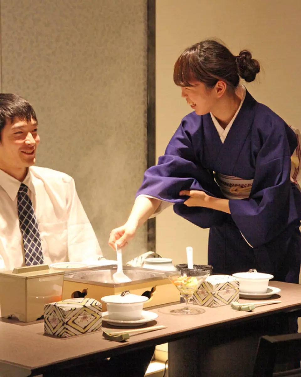 Our waitresses will greet you in traditional Japanese attire and provide you with attentive hospitality. We will ask you about your budget and course preferences in advance, and guide you smoothly on the day. Each dish will be served at the optimal timing. If you have any questions, please feel free to consult our staff. Our restaurant can be used for a wide range of occasions, from business such as entertaining and dining to private occasions such as anniversary celebrations. Please come to our restaurant and spend a special time with your loved ones.