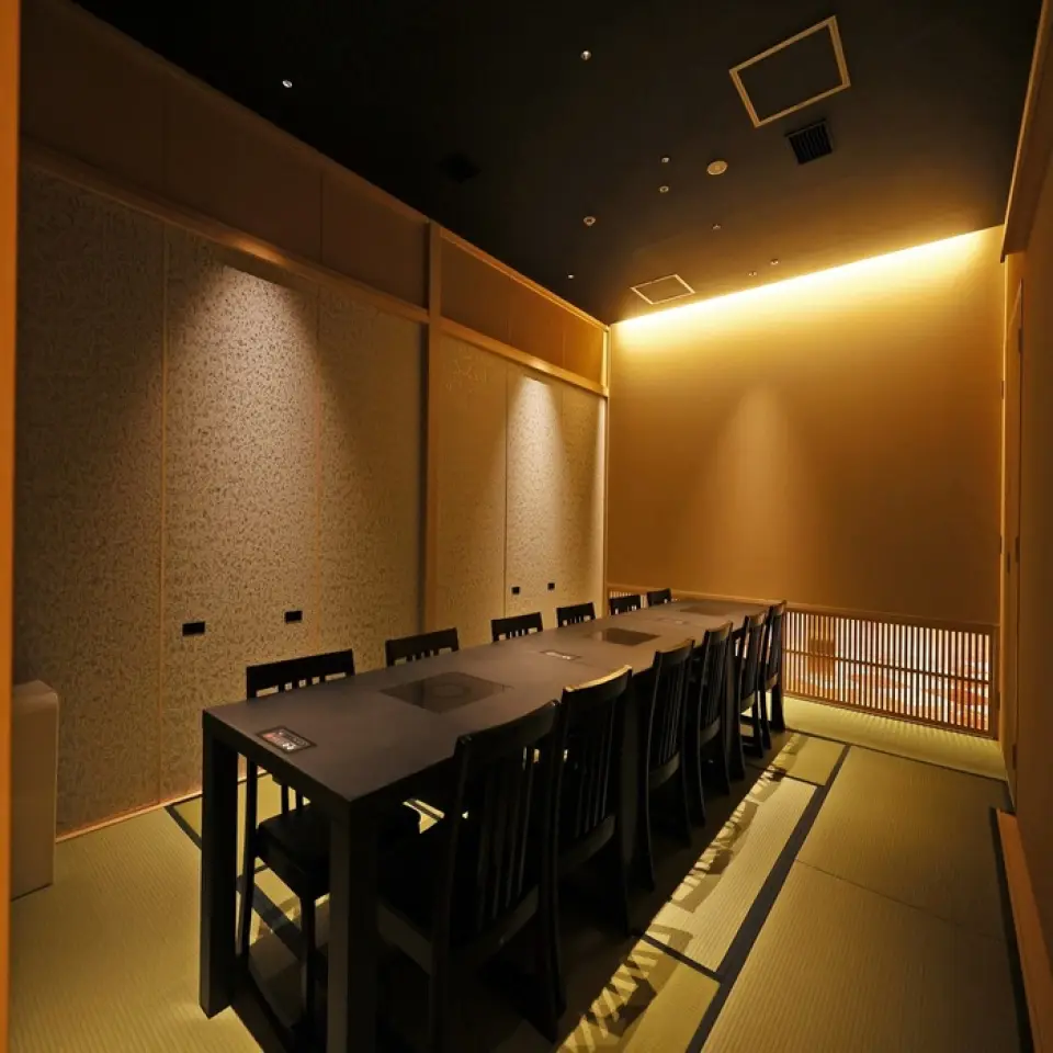 Kyoto Tsuyu Shabu CHIRIRI is easily accessible from both Hankyu Umeda Station and JR Osaka Station. We offer a space where you can feel the charm of Japan in a relaxed atmosphere. We have private rooms where you can relax without worrying about the people around you. We also offer a wide variety of courses to suit your needs, including an all-you-can-drink banquet course. Please use our restaurant for a variety of occasions, such as entertaining, dining, memorial services, celebrations, anniversaries, and class reunions.