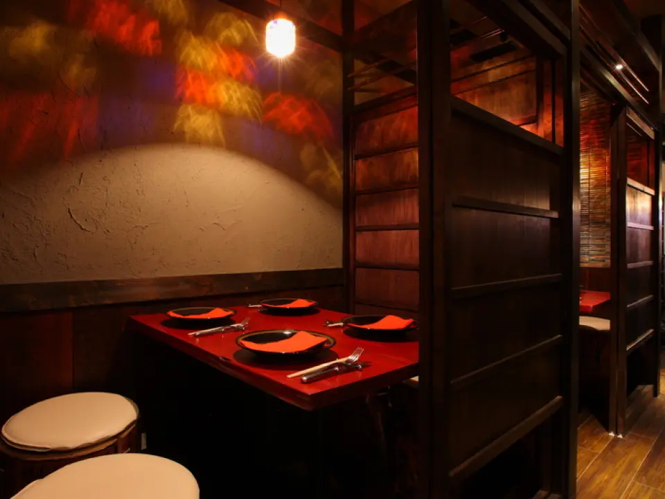 We offer a fully private room with sunken kotatsu seating that can accommodate up to six people, and two private rooms with table seating that can accommodate up to four people each. The sunken kotatsu seating has a warm atmosphere where you can relax all the way to your feet. The table seating can accommodate up to 14 people by connecting two private rooms that can accommodate four people. The Japanese-style interior has a relaxed atmosphere and can be used for entertaining, anniversaries, and banquets. Please relax and enjoy our charcoal-grilled Takasaka chicken and our wide selection of wines.