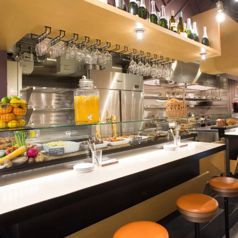 A space where you can have fun and chat with others◎At the open counter, you can enjoy the lively atmosphere that only counter seats can offer. Enjoy the deliciousness of PEQUEÑO not only in the taste of the food but also in the atmosphere! It can be used for various occasions, whether you are alone, as a couple, with friends or colleagues.