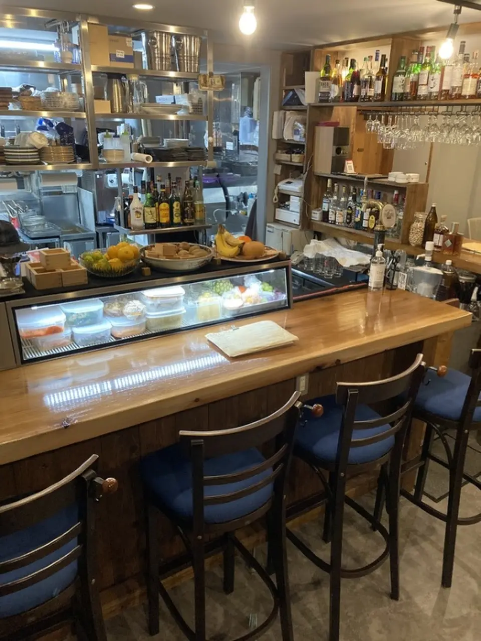 We are open until 1:00am (last order for food is 12:00pm). Whether you are alone, in a group, or as a couple, you can enjoy yourself without worrying about the time. Please feel free to come and visit us!