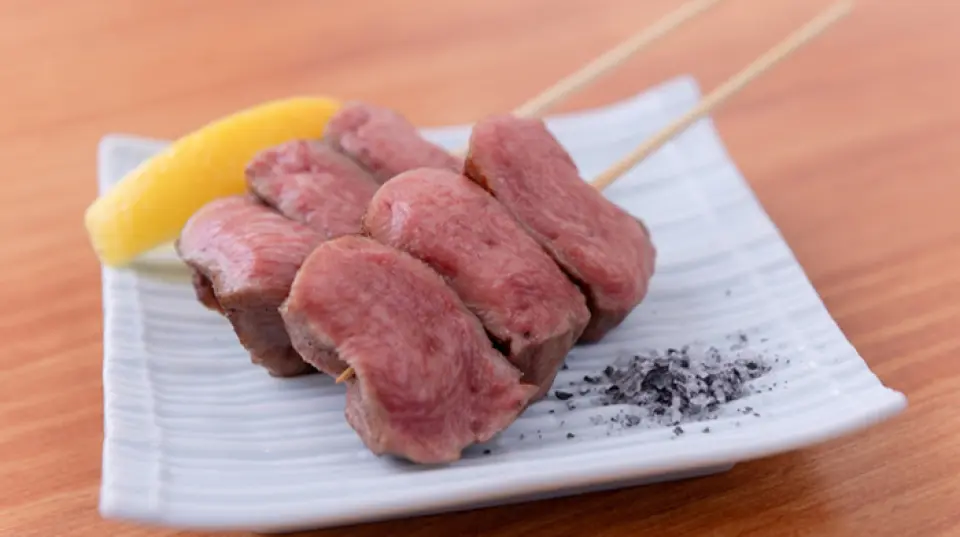 「厚片托羅牛舌」是顧客幾乎必點的人氣菜色。肉是炭火烤的，帶著炭香味，熟度恰到好處，多汁又柔軟。我們建議您只需搭配我們獨特的木炭鹽混合物即可享用。還有使用新鮮的早晨拉雞的「早晨雞心烤」、「早晨Seseri Oni-oroshi Ponzu！」等利用炭火燒烤的菜單種類豐富。千萬不要錯過可以一點品嚐各種口味的單點菜色。