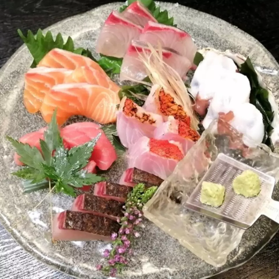 肉類、鮮魚、蔬菜等都是注重當季和產地的嚴選食材！特別是魚是每天購買的，非常新鮮！使用時令食材烹調的菜餚味道鮮美，具有當時的特色。 ◎還有當天推薦的黑板菜單，來店一定要看看！
