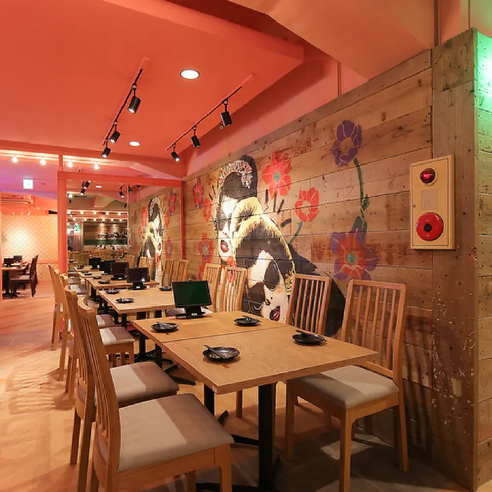 You can use the restaurant for social distancing, girls' parties, banquets, and private parties, as well as for a quick drink after work.