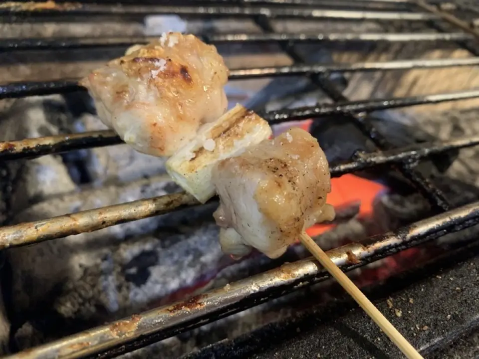 在本店，您可以品嚐到使用九州直送的雞肉，在備長炭上慢慢烹製而成的嚴選烤雞肉串。最受歡迎的菜單項目是「烤肝」。將優質白肝快速烤製，並用芝麻油和鹽簡單調味。與大量的蔥一起享受濃鬱而稀有的味道。我們也推薦原始的 Tsukune，其中含有碎軟骨、白洋蔥和紫蘇葉。有月見和起司兩種，請依照自己的喜好選擇。