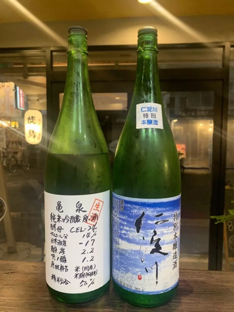 我們精心挑選和購買適合烤雞肉串的酒。我們提供最適合乾杯的「札幌黑標」生啤酒。享受大麥的風味和清爽的餘韻。每週精選的清酒也很有吸引力。我們匯集了來自全國各地的符合季節的品牌，凸顯出烤雞肉串的美味。我們也提供多種葡萄酒、楚海酒、雞尾酒和軟性飲料。請盡情享用與餐點相配的一杯咖啡。