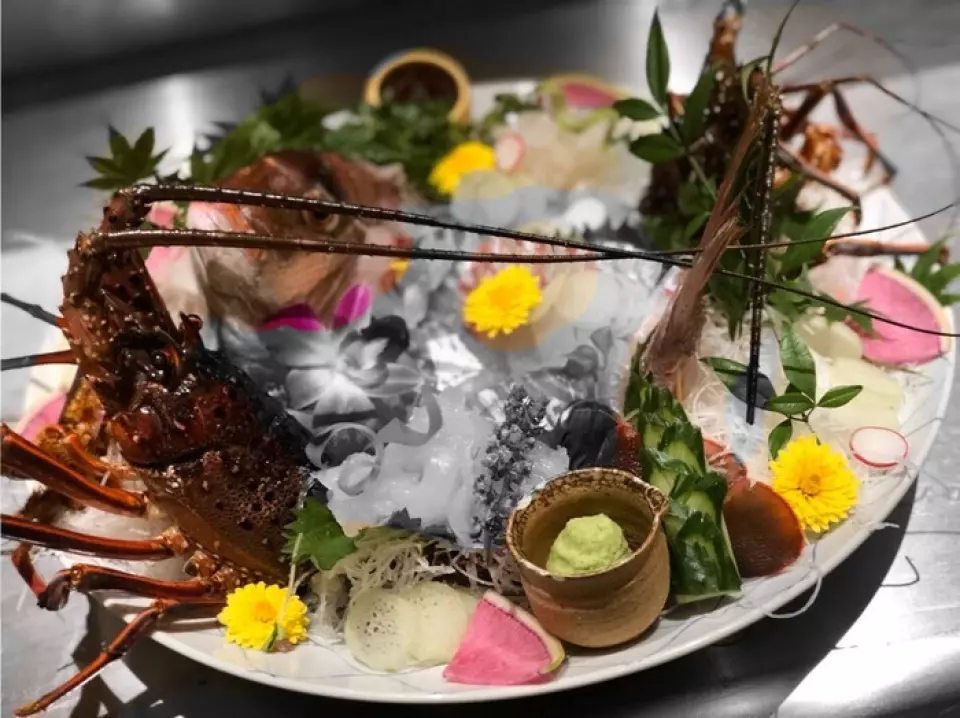 Hashimotoya, which has a history in the fishing industry, takes pride in providing fresh seafood! The daily specials include rare types of fish and even whale. We also offer reasonably priced menu items that can only be enjoyed at our restaurant. You can also enjoy live fish from the aquarium, freshly prepared right in front of you. One of the attractions of our restaurant is the casual way to enjoy delicious fish and good sake. Please come and enjoy our wide range of seafood dishes, including tempura, sashimi, grilled dishes, and steamed dishes.
