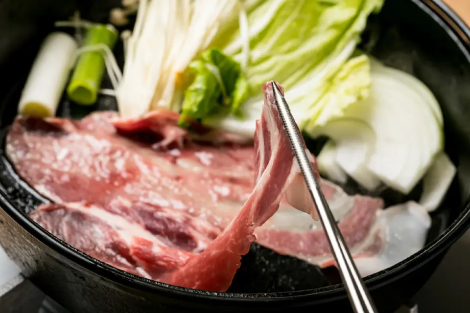 "Eve Miton" is a brand of pork produced by Eve Farm in Susami Town, Wakayama Prefecture, which is famous for its wild boar. It combines the umami of wild boar meat with the tenderness of pork, and its sweet, rich fat has a melt-in-your-mouth flavor. Our restaurant purchases the whole animal and delivers it directly from the farm for freshness. It is because of our absolute confidence that you can enjoy it as sukiyaki.