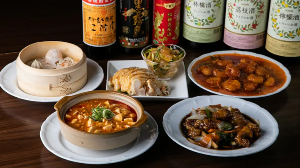 58道菜的自助餐讓您充分享受道地的中國美食，吃喝玩樂超值！各種中餐任吃任吃，包括辣醬蝦、條雞、青椒湯、擔擔麵、小籠包！收到訂單後製作的菜餚都是新鮮出爐的，熱氣騰騰的♪