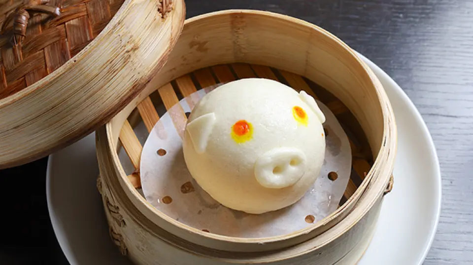 介紹我們種類繁多的菜餚中的一些特色菜。 「奶黃豬肉包」是本店的特色菜品，以其可愛的外觀和奶油般的口感深受顧客好評！僅用鴨蛋黃和糖製成的濃鬱卡士達奶油，味道鮮美，讓人嚐過之後就難以忘懷。 「蝦仁炒腸粉」，外面是彈跳的腸粉，裡面是酥脆的炸蝦膏，可以享受兩種口感！請沾點醬油享用♪