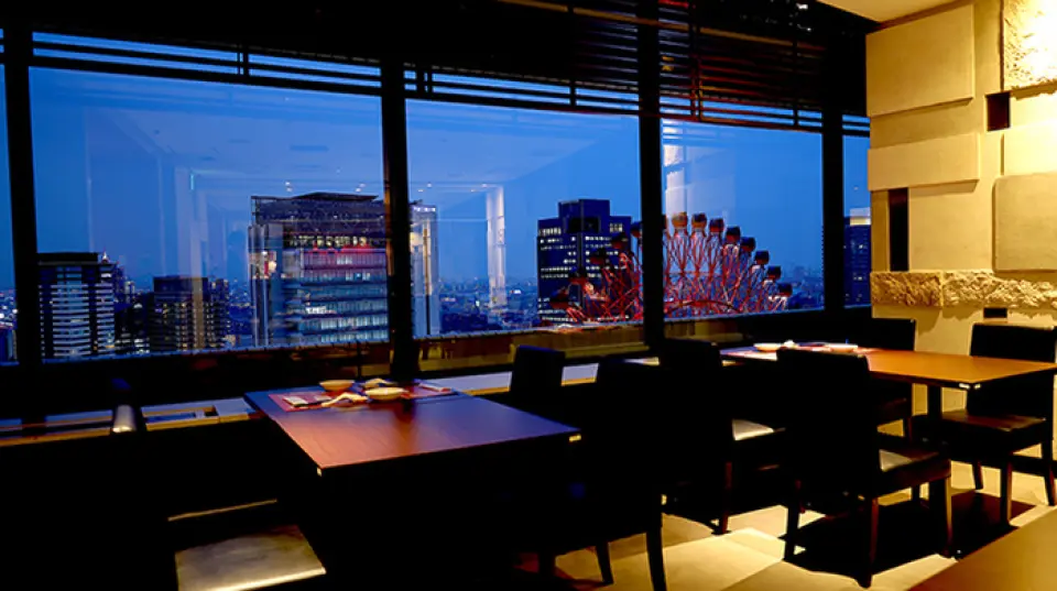 我們的餐廳位於阪急 32 大道 Solaniwa Dining 的 27 樓，靠近梅田站，並以其大阪的景色而自豪。您可以在適合約會和慶祝活動的浪漫空間中品嚐我們精心挑選的美食，度過幸福的時光。我們擁有寬敞的開放式餐桌座位和多個私密感十足的私人空間。