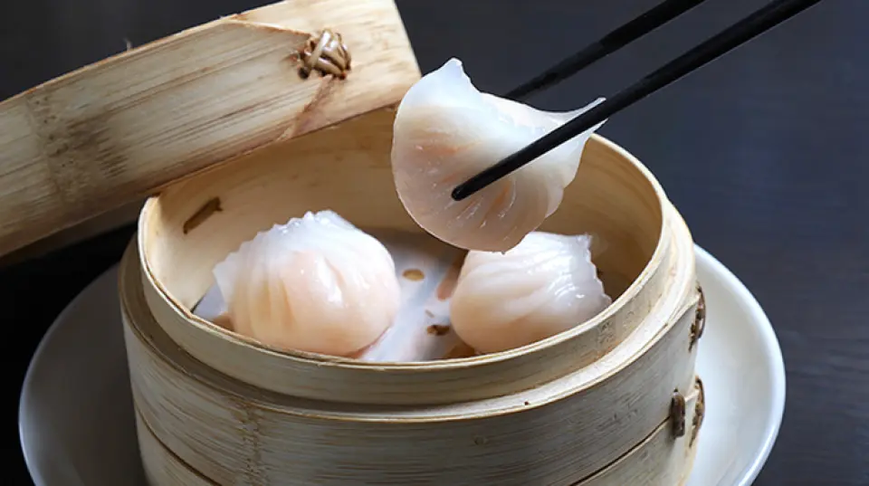 在香港、台灣、韓國都人氣爆棚的香港點心店DimDimSum，就在大阪！我們以合理的價格提供由香港點心大師製作的蒸蝦餃和燒麥等傳統點心。此外，還可以品嚐到大阪總店限定的「章魚燒腸粉」等日本獨有的擺盤菜單。