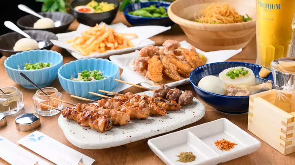 "คอร์สพื้นฐาน" (3,500 เยน) ซึ่งประกอบด้วยเครื่องดื่มไม่อั้น 2 ชั่วโมง ถูกสร้างขึ้นเพื่อตอบสนองความต้องการของลูกค้า เป็นมื้ออาหารที่แสนอร่อยซึ่งไม่เพียงแต่คุณสามารถเพลิดเพลินได้ไม่เพียงแต่อาหารเสียบไม้เท่านั้น แต่ยังรวมถึงรายการเมนูยอดนิยม เช่น โอเด้งน้ำสต๊อกไก่และไก่คาราอาเกะติดมันอีกด้วย ปิดท้ายมื้ออาหารด้วยอาหารเรียกน้ำย่อย สลัด อาหารทอด อาหารปิ้งย่าง ♪ นอกจากนี้ยังมาพร้อมกับไอศกรีม วานิลลาหรือมัทฉะที่คุณเลือกเพื่อเพิ่มความสดชื่นให้กับปากของคุณ นอกจากนี้เรายังสามารถเสนอหลักสูตรดั้งเดิมโดยเพิ่มเมนูที่คุณชื่นชอบลงในหลักสูตรพื้นฐาน โปรดติดต่อร้านค้าของเรา