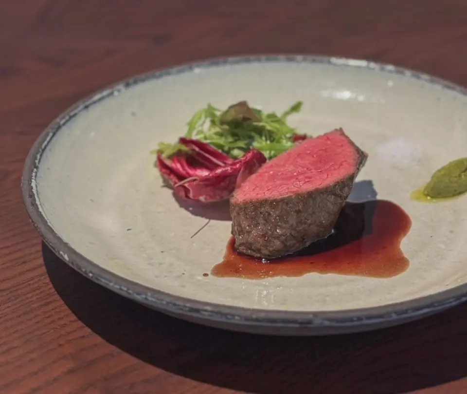 Tagliata made with Nakayama Farm's Kogen Kuroushi beef! Nakayama Farm's Kogen Kuroushi beef is a brand of beef from Hiroshima that continues to be used in top restaurants in Japan. At our restaurant, we use the ichibo beef, which has a good balance of lean meat and fat, and cook it slowly at a low temperature! It's quite filling, so it's a highly satisfying main dish we recommend♪ In addition to beef, we also serve Saitama brand pork, Satsuma Mugi Pork! This is a dish you should definitely try when you visit our restaurant♪