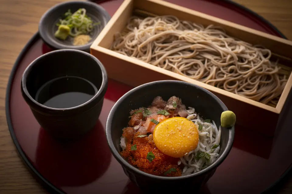 清籠蕎麥麵和海鮮蓋飯套餐。我們使用從山形蕎麥麵店訂購的細蕎麥麵，以及使用全國產蕎麥種子製成的「麵粉」。請享受香氣和味道。