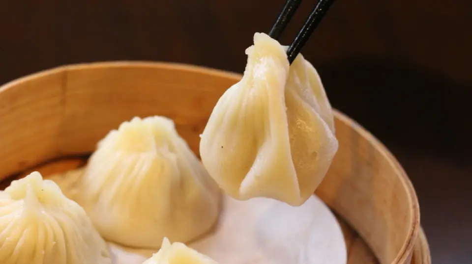 對於那些不知道真正美味的小籠包的人來說。上海美食園教你如何吃美味的小籠包。 【第1部分】用筷子輕輕捏住小籠包皮，以免撕破，然後輕輕提起放在盤子上。 【第二部分】咬開小籠包底部，吸出裡面的肉汁，塞進嘴裡。肉汁會流出來，所以要注意不要突然這樣做。 【第三部分】請趁熱享用。