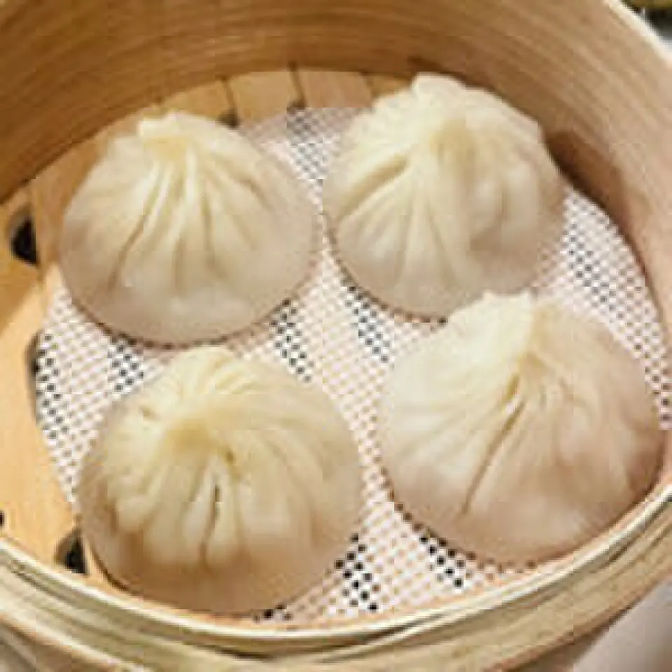 我們對正宗上海點心廚師製作的精美【手工小籠包】感到非常自豪。放進嘴裡的那一刻，肉精（肉汁）就溢出來了，一定會讓人想吃個不停。收到您的訂單後，每件商品都會經過精心包裝和蒸製，因此您可以隨時享用新鮮製作的食物。不只是小籠包，其他點心都是手工製作的。點心工匠創造的最佳味道。體驗充滿你嘴裡的幸福。