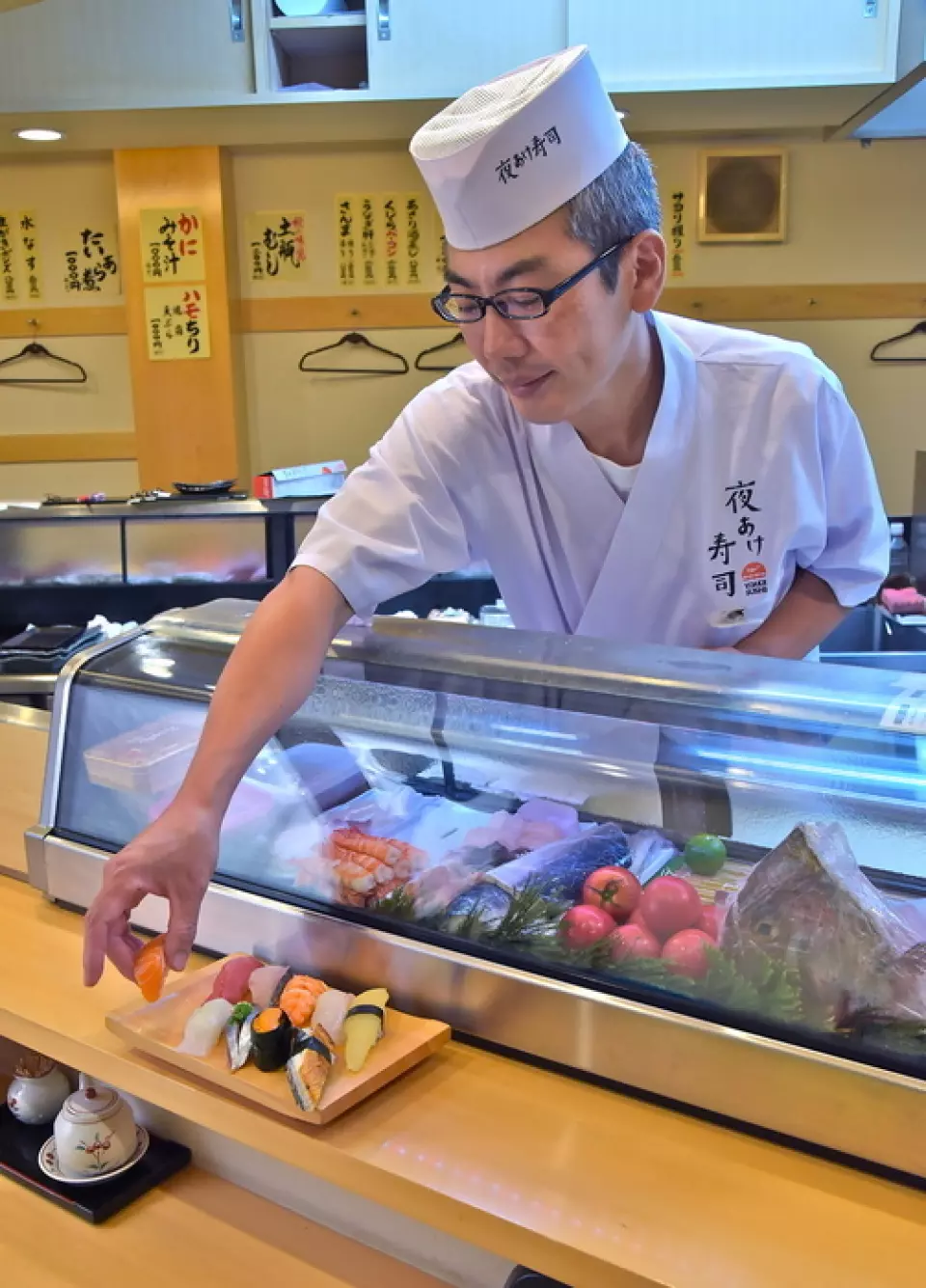 Fresh fish arrives from the market every morning, and our chefs carefully prepare each sushi. We are open until late at night, so it's the perfect way to finish off a meal! Please try our proud sushi, which will satisfy you with both its taste and price.