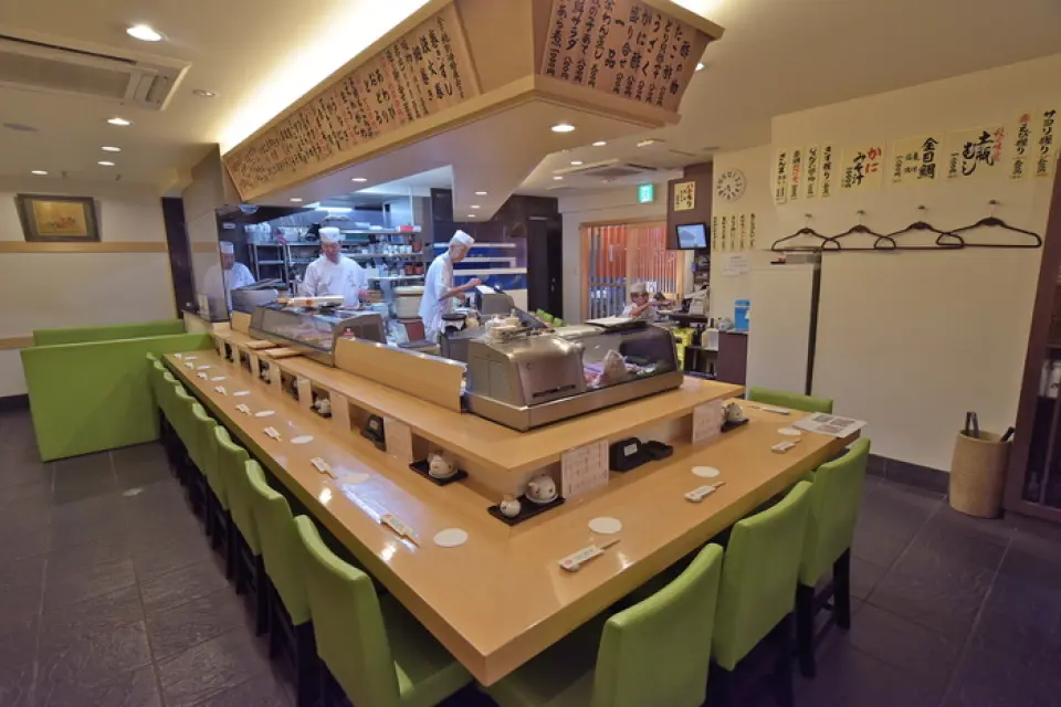 The bright counter seats are sure to spark conversation! Of course, solo diners are also welcome! We will "provide everyone with a good dawn" along with delicious sushi and other delicacies.