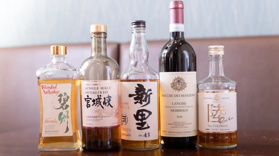 本店備有國產威士忌。我們特別推薦單一麥芽威士忌，它具有甜美的香草香氣。我們也專注於燒酒，提供主要來自宮崎和鹿兒島的各種品牌。除了被稱為馬鈴薯燒酒熱潮的導火線的Isami和也有限量版的Akatouma之外，我們還有泡盛等。還有一些菜單上沒有的菜品，詳情請向工作人員詢問。