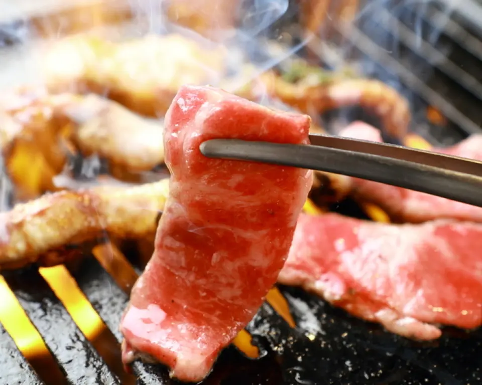 在【Yakiniku Jakee】，我们每天都在继续努力，以低廉的价格采购优质的产品。通过我们自己独特的路线采购屠体并将屠宰的肉分配到每个商店，我们能够以惊人的性价比提供当时最好的肉。我们每天只为您提供最好的原料。请以合理的价格尽情享受新鲜、高品质的味道。