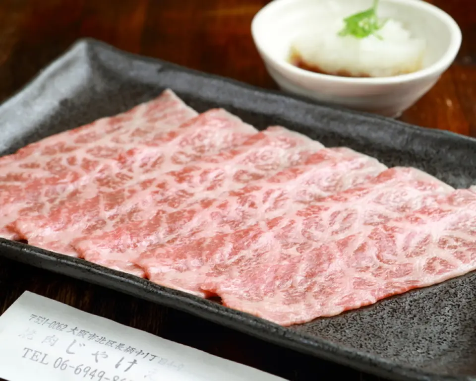 像烤涮锅一样在烤架上数5秒来吃的“5 Second Loin”是只有高品质才能提供的特色菜单！黑毛和牛浓郁的入口即化风味与特制橙子酱的味道完美融合，让您的口中充满满足感。不仅有人气的裙子牛排等丰富的肉类，还有作为啤酒小吃而受欢迎的“doteni”等极具魅力的副菜◎请尽情享受美味的肉和菜肴♪