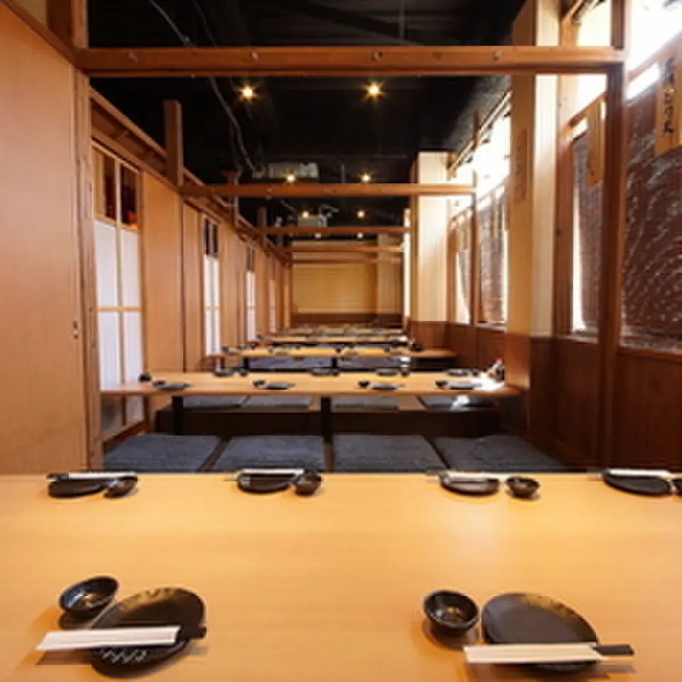 餐厅内的下沉式被炉区域可以通过添加隔断来划分成各种空间。可举办10人左右的中型宴会，也可举办40人以内的大型宴会。有可以自由组合的开放式桌椅座位，还有可以伸开双腿的下沉式被炉座位。请根据您的需要选择您喜欢的座位。