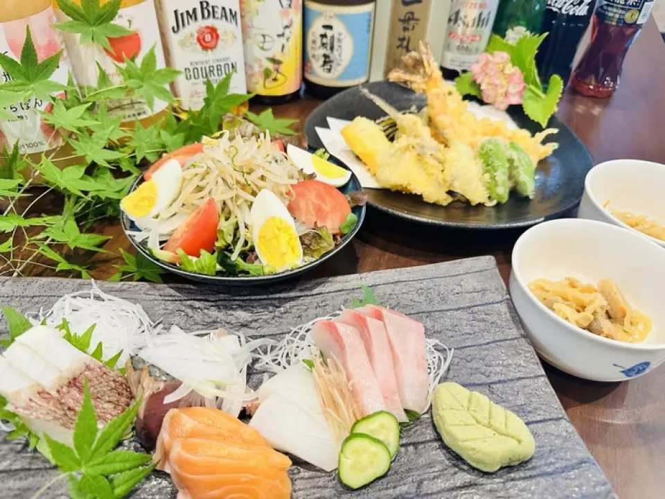 주인이 직접 재배한 재료를 포함하여 엄선된 재료를 사용한 계절 요리를 제공합니다. 주인이 직접 재배한 교타나베 히노히카리 쌀을 점토 냄비에서 정성스럽게 조리한 "점토 냄비 밥"이 자랑입니다. 주문이 접수된 후에만 조리를 시작하는 쌀의 신선한 맛을 즐겨보세요! 시장에서 구매한 신선한 생선 등 계절의 풍부한 재료를 사치스럽게 활용한 다양한 요리도 있습니다. 호텔과 가이세키 레스토랑에서 30년 이상 근무한 셰프가 재료의 맛을 최대한 끌어내 고객에게 전달합니다!