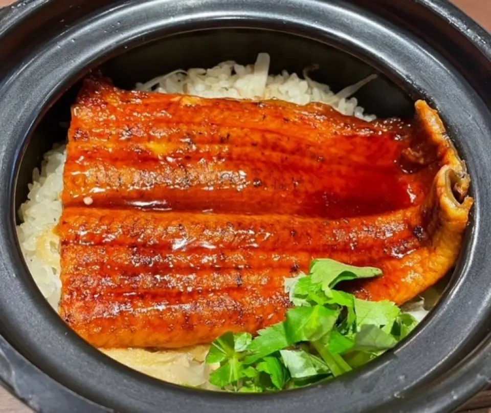 우리는 맛있는 가마메시를 제공합니다. 우리는 도미 가마메시, 닭 가마메시, 시라스 가마메시, 장어 가마메시 등 다양한 가마메시 요리를 제공하며, 매우 인기 있는 다른 요리도 많이 있습니다. 당신이 가장 좋아하는 가마메시는 무엇입니까?