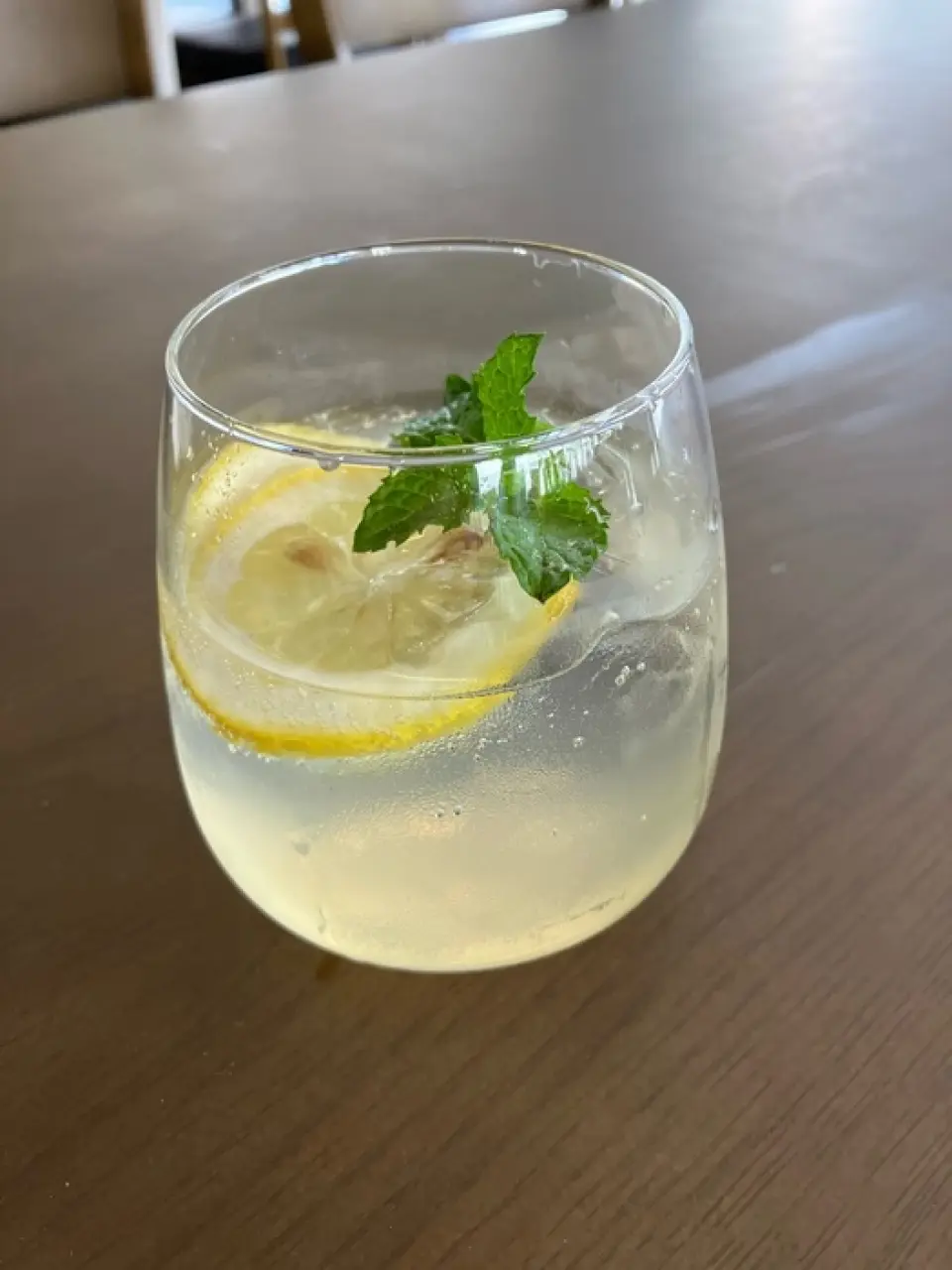 此外，还备有标准啤酒、烧酒等约80种饮料，以及最适合用餐的饮料。其中，鸡尾酒种类繁多，有杜松子酒、朗姆酒、黑醋栗、伏特加、龙舌兰酒等多种基酒。还可根据客户要求提供原创鸡尾酒。请随时告诉我们您当天的心情和偏好。咖啡时间推荐甜点和饮料套餐♪