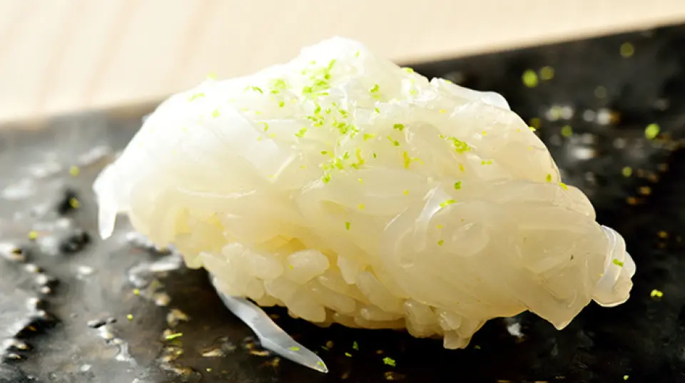 특히 추천하는 초밥은 오징어 니기리입니다. 얇게 썰어 달콤한 부분을 호사스럽게 맛볼 수 있도록 마무리했기 때문에 씹을수록 달콤해집니다. 또한, 도자기 냄비로 찐 붕장어와 송이버섯 등 계절의 맛을 즐길 수 있는 단품 요리와 굴과 이리를 폰즈 소스로 만든 요리 등 모든 계절 재료를 맛볼 수 있습니다. 술과 어울리는 안주가 매장 내부의 화이트보드에 적혀 있으므로 혼자라도 부담 없이 들러보세요.