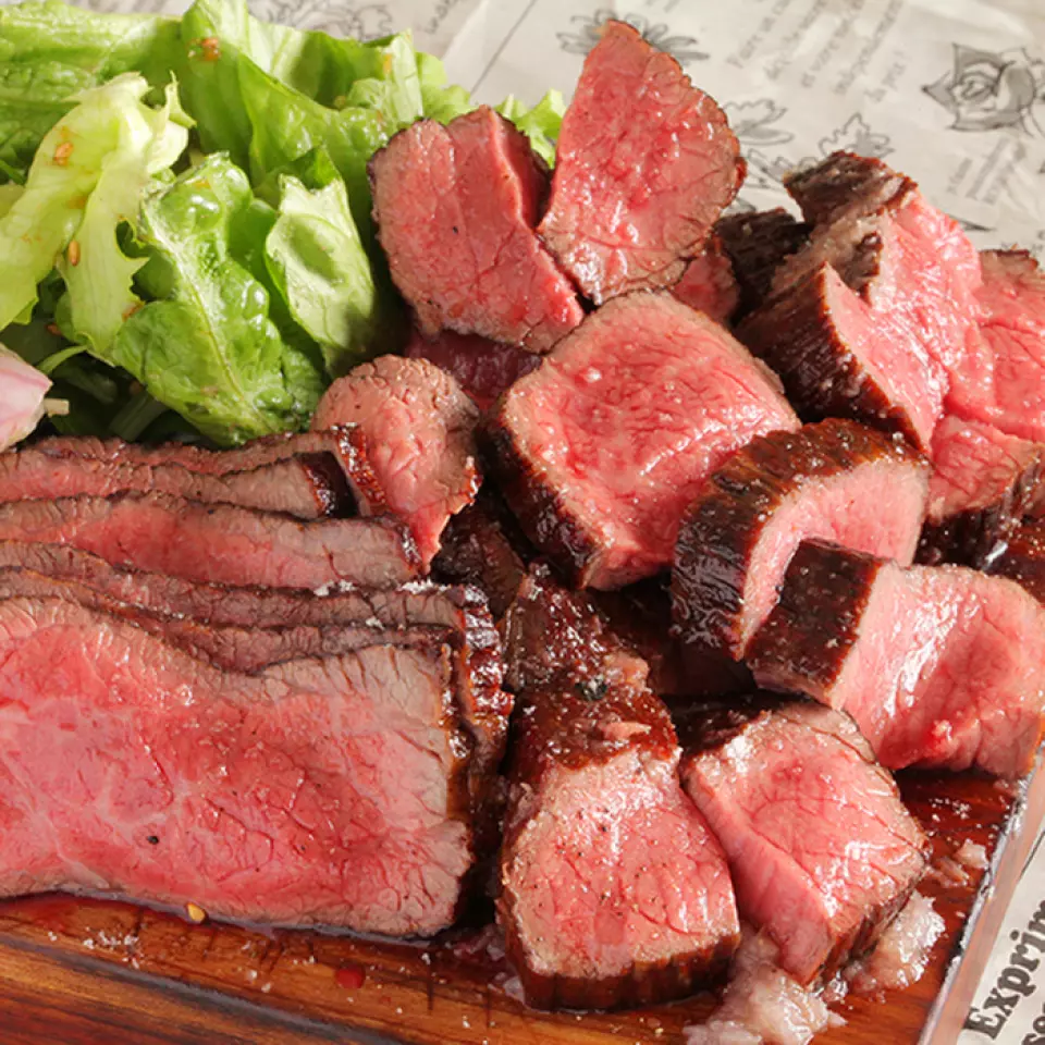 Genbei Namba's specialty block steak is a variety of sizes depending on the day, with customers choosing from blocks of meat of around 400g to 600g. The steak is cooked to a juicy medium rare, packed with flavor, using a unique 4-stage cooking method over charcoal! The steak is fragrant on the outside and moist on the inside, and will change your perception of red meat! Please enjoy this new meat dish and dining experience!