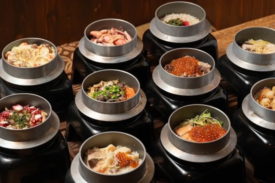 為了結束您的用餐，我們建議您嘗試 10 種釜飯！以新鮮海鮮和炭火燒烤而成的美味佳餚。推薦菜餚有“鮭魚子多的鮭魚原子釜飯”和“炭烤雞肉五目釜飯”。還有很多其他類型，所以請嘗試找到您最喜歡的釜飯♪首先，嘗試一下，然後添加高湯，製成茶泡飯風格。可以享受兩次的魅力之一♪